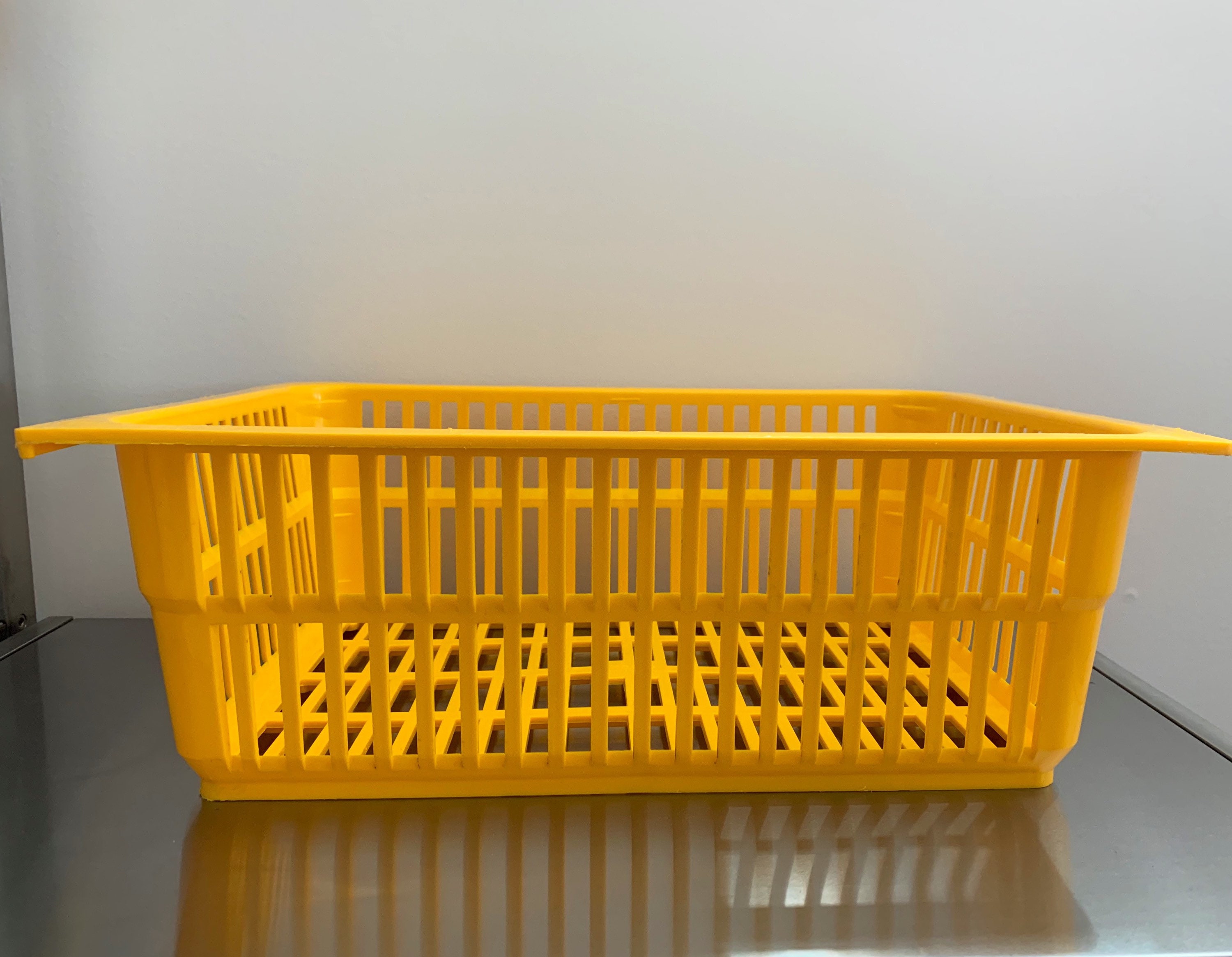 Vintage 1980s Yellow Plastic Storage Basket por Ingrid de Etsy