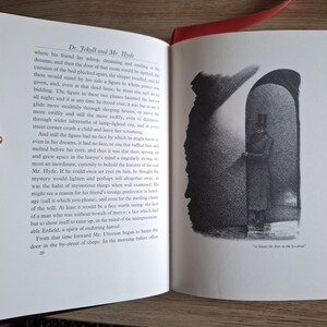 Pu&ograve; includere: Un'illustrazione in bianco e nero di un uomo con cappello a cilindro e cappotto in piedi in una porta. Il testo "He haunts the door in the by-street" &egrave; sotto l'immagine.