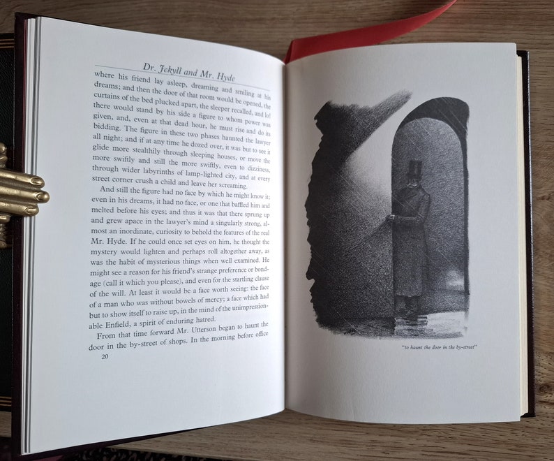 Pu&ograve; includere: Un'illustrazione in bianco e nero di un uomo con cappello a cilindro e cappotto in piedi in una porta. Il testo "He haunts the door in the by-street" &egrave; sotto l'immagine.