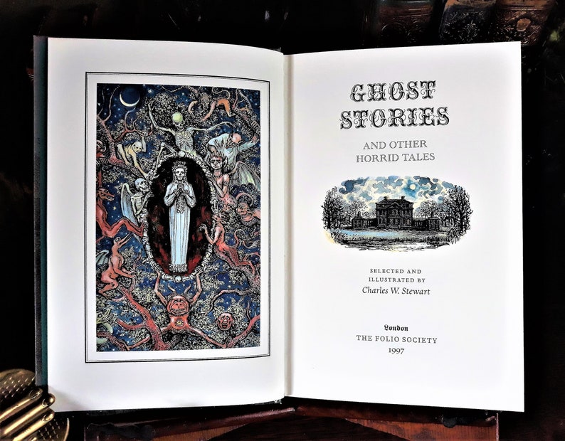 K&ouml;nnte beinhalten: Ein Buch mit dem Titel "Ghost Stories and Other Horrid Tales" von Charles W. Stewart. Der Umschlag zeigt eine Schwarzwei&szlig;illustration eines unheimlichen Hauses mit einem Vollmond am Himmel. Das Buch wurde 1997 von The Folio Society ver&ouml;ffentlicht.