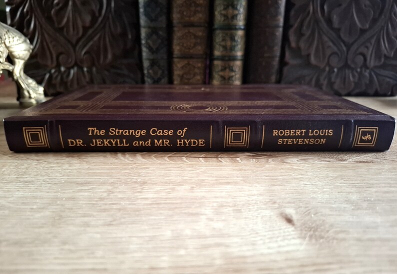 Pu&ograve; includere: Un libro rilegato in pelle bordeaux con lettere dorate sul dorso. Il titolo &egrave; "The Strange Case of DR. JEKYLL and MR. HYDE" di ROBERT LOUIS STEVENSON.