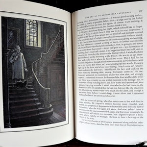 K&ouml;nnte beinhalten: Eine Schwarzwei&szlig;illustration eines Mannes in einem Nachthemd, der auf einer Treppe steht, w&auml;hrend ein schwarzes K&auml;tzchen ihm folgt. Der Mann blickt die Treppe hinunter und die Katze blickt zu ihm auf. Die Illustration stammt aus einem Buch &uuml;ber die Geschichte einer Kathedrale.