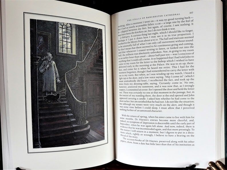 K&ouml;nnte beinhalten: Eine Schwarzwei&szlig;illustration eines Mannes in einem Nachthemd, der auf einer Treppe steht, w&auml;hrend ein schwarzes K&auml;tzchen ihm folgt. Der Mann blickt die Treppe hinunter und die Katze blickt zu ihm auf. Die Illustration stammt aus einem Buch &uuml;ber die Geschichte einer Kathedrale.