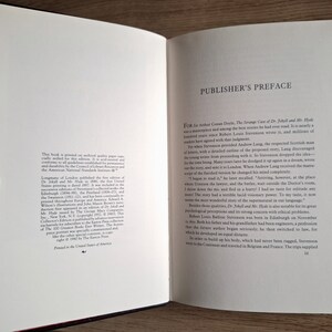 Pu&ograve; includere: Un primo piano della pagina di prefazione di un libro con il titolo "Prefazione dell'editore" e testo sul romanzo "Lo strano caso del dottor Jekyll e Mr. Hyde" di Robert Louis Stevenson.