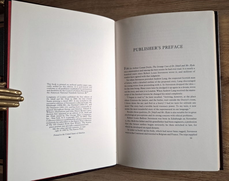 Pu&ograve; includere: Un primo piano della pagina di prefazione di un libro con il titolo "Prefazione dell'editore" e testo sul romanzo "Lo strano caso del dottor Jekyll e Mr. Hyde" di Robert Louis Stevenson.