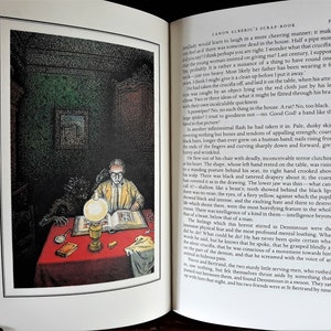 K&ouml;nnte beinhalten: Ein Mann sitzt an einem Tisch mit einem aufgeschlagenen Buch vor sich. Er wird von einer Lampe mit einem Glasschirm beleuchtet. Eine blasse, skelettartige Hand mit langen, schwarzen Fingern&auml;geln ragt aus dem Schatten hinter ihm.