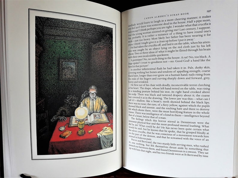 K&ouml;nnte beinhalten: Ein Mann sitzt an einem Tisch mit einem aufgeschlagenen Buch vor sich. Er wird von einer Lampe mit einem Glasschirm beleuchtet. Eine blasse, skelettartige Hand mit langen, schwarzen Fingern&auml;geln ragt aus dem Schatten hinter ihm.
