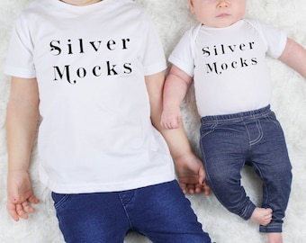 Kind Modell Mockup, Geschwister Mock Up, weißes Hemd, Kleinkind und Baby Mockup, Kaninchen Haut 4424, Kaninchen Haut 3321, Kleinkind Shirt Mockup, Body