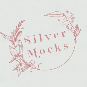 Puede incluir: Una corona floral rosa con el texto "Silver Mocks" en el centro.