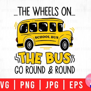 Op de afbeelding: Een gele schoolbus met de tekst "... THE WHEELS ON... THE BUSS GO ROUND & ROUND" in zwart. De bus heeft zwarte ramen en zwarte wielen.
