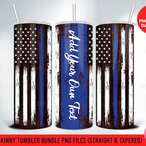 Puede incluir: Una descarga digital de dos diseños de vasos delgados de 20 onzas. Los diseños presentan una bandera estadounidense desgastada con una línea azul en el centro. Un diseño tiene el texto "Agregar su propio texto".