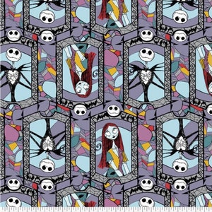 Op de afbeelding: Een herhalend patroon stof met een glas-in-lood ontwerp van Jack Skellington en Sally uit The Nightmare Before Christmas. De stof is lichtblauw met paarse, gele, rode en zwarte accenten.