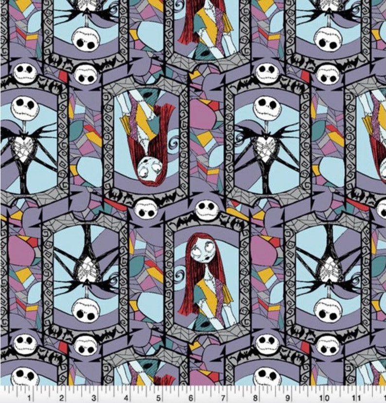 Op de afbeelding: Een herhalend patroon stof met een glas-in-lood ontwerp van Jack Skellington en Sally uit The Nightmare Before Christmas. De stof is lichtblauw met paarse, gele, rode en zwarte accenten.