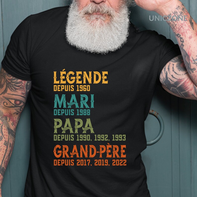 Peut inclure: T-shirt noir avec un graphisme vintage qui dit "L&Eacute;GENDE DEPUIS 1960 MARI DEPUIS 1988 PAPA DEPUIS 1990, 1992, 1993 GRAND-PERE DEPUIS 2017, 2019, 2022".