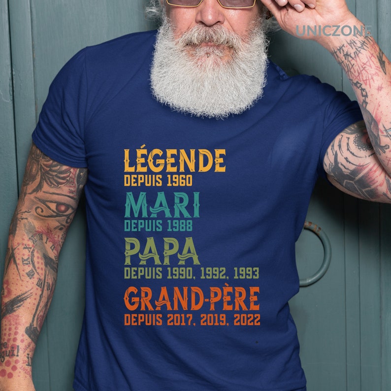 Peut inclure: Un t-shirt bleu marine avec un graphisme vintage qui dit "L&Eacute;GENDE DEPUIS 1960 MARI DEPUIS 1988 PAPA DEPUIS 1990, 1992, 1993 GRAND-PERE DEPUIS 2017, 2019, 2022".