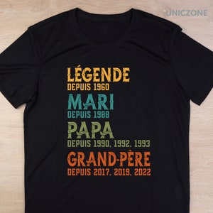 Peut inclure: T-shirt noir avec un graphique de style vintage qui dit "L&Eacute;GENDE DEPUIS 1960 MARI DEPUIS 1988 PAPA DEPUIS 1990, 1992, 1993 GRAND-PERE DEPUIS 2017, 2019, 2022".