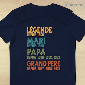 Peut inclure: Un t-shirt bleu marine avec un design vintage qui dit "L&Eacute;GENDE DEPUIS 1960 MARI DEPUIS 1988 PAPA DEPUIS 1990, 1992, 1993 GRAND-P&Egrave;RE DEPUIS 2017, 2019, 2022".