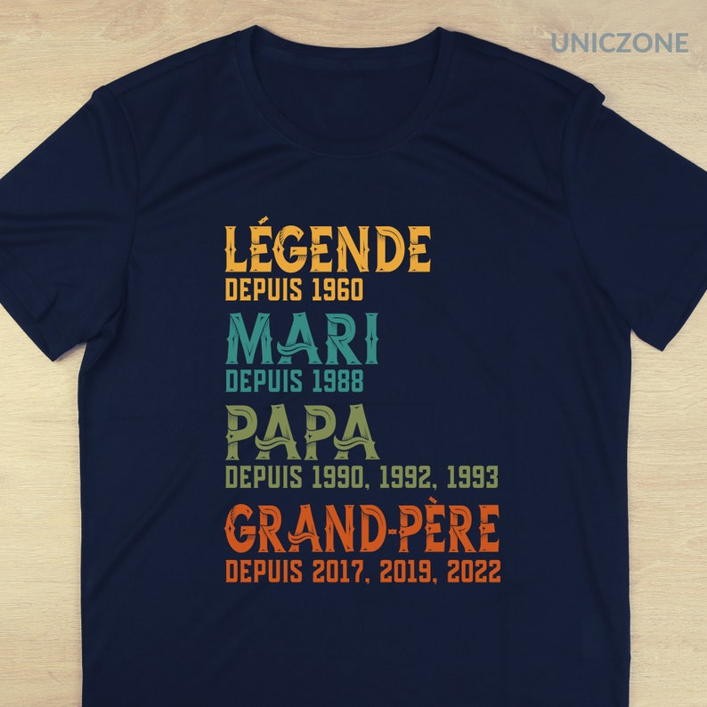 Peut inclure: Un t-shirt bleu marine avec un design vintage qui dit "L&Eacute;GENDE DEPUIS 1960 MARI DEPUIS 1988 PAPA DEPUIS 1990, 1992, 1993 GRAND-P&Egrave;RE DEPUIS 2017, 2019, 2022".