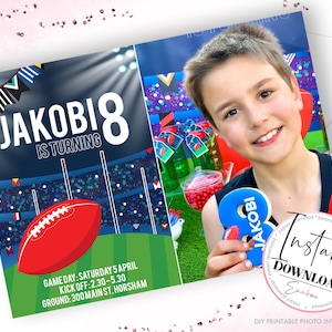 K&ouml;nnte beinhalten: Eine druckbare Fotoeinladung f&uuml;r eine Geburtstagsparty mit einem Sportthema. Die Einladung zeigt ein blaues und gr&uuml;nes Fu&szlig;ballfeld mit einem roten Fu&szlig;ball, Torpfosten und einem Banner mit der Aufschrift "JAKOBI8 IS TURNING". Die Einladung enth&auml;lt auch ein Foto eines Jungen, der einen Keks mit dem Namen "JAKOBI" h&auml;lt.
