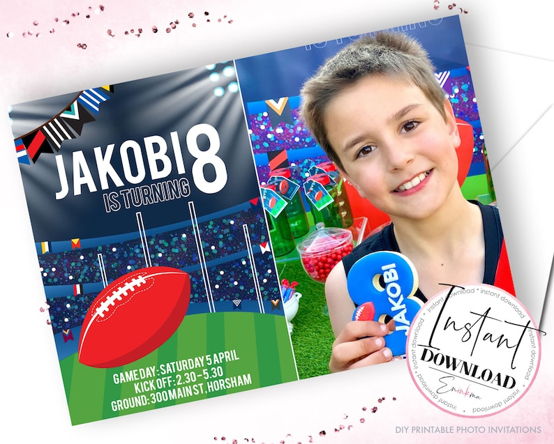 K&ouml;nnte beinhalten: Eine druckbare Fotoeinladung f&uuml;r eine Geburtstagsparty mit einem Sportthema. Die Einladung zeigt ein blaues und gr&uuml;nes Fu&szlig;ballfeld mit einem roten Fu&szlig;ball, Torpfosten und einem Banner mit der Aufschrift "JAKOBI8 IS TURNING". Die Einladung enth&auml;lt auch ein Foto eines Jungen, der einen Keks mit dem Namen "JAKOBI" h&auml;lt.