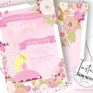 Puede incluir: Invitaci&oacute;n a una fiesta de cumplea&ntilde;os de tem&aacute;tica de hadas de color rosa con un dise&ntilde;o floral. La invitaci&oacute;n presenta un hada con alas, un hongo y el texto "Fairy Dreams and Magical Love Tiffany Please Come and Celebrate with our Little Fairy Saturday 15 July Two-Thirty PM 19 Woodvale Place Fairy Town RSVP to bin by 10 July 0044 222 111".