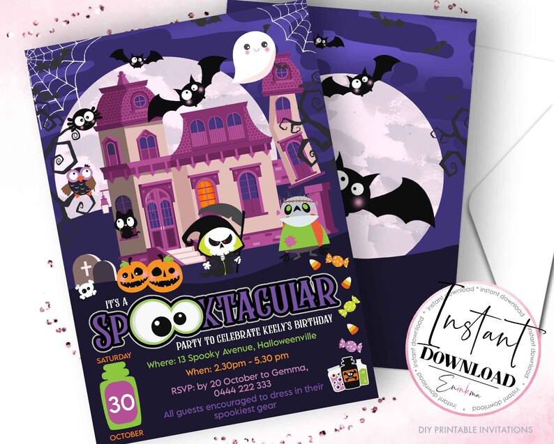 K&ouml;nnte beinhalten: Eine Halloween-Einladung mit lila Hintergrund, mit einem Spukhaus, Flederm&auml;usen und Cartoon-Figuren. Der Text lautet "It's a Spooktacular" und enth&auml;lt Party-Details. Ein passender Umschlag ist ebenfalls abgebildet.