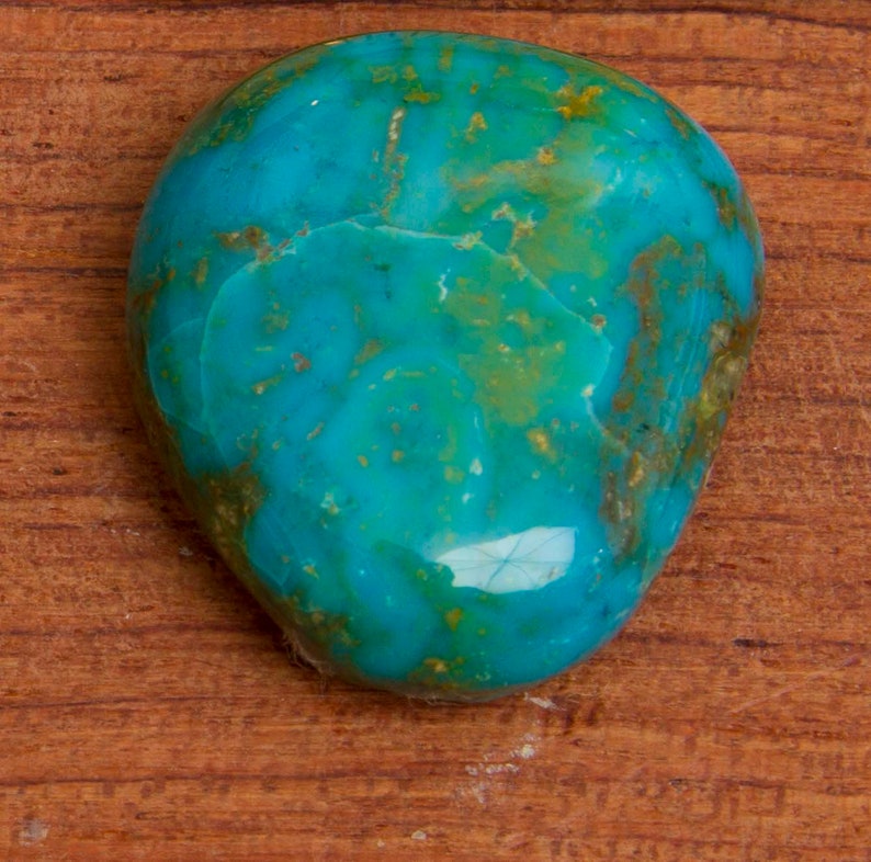 33 carats Kingman Turquoise Cabochon