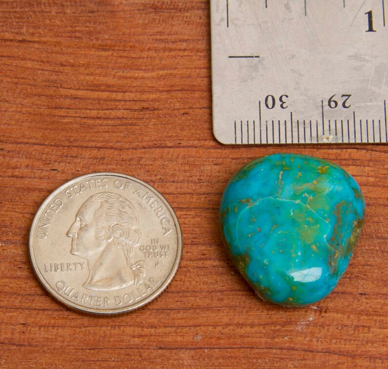 33 carats Kingman Turquoise Cabochon