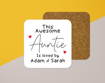 Może przedstawiać: Biały podkładka z czarnym tekstem, który brzmi "This Awesome Auntie is loved by Adam & Sarah". Po obu stronach tekstu znajdują się dwa czerwone serca.