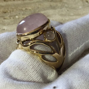 Adjustable ring in gilded brass, with Canadian rose quartz