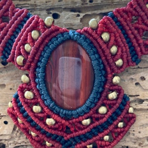 Makramee Halskette mit einem außergewöhnlichen roten Jaspis