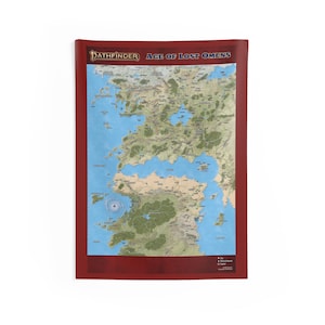 Può includere: Una mappa dettagliata intitolata "Pathfinder Age of Lost Omens" con un bordo rosso scuro. La mappa raffigura masse terrestri in tonalità di verde e marrone, circondate da acque blu. Il titolo è visualizzato in un banner in alto.