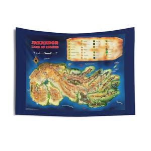 Puede incluir: Un tapiz con un mapa detallado de Jakandor, Tierra de Leyenda, con un borde azul. El mapa está en tonos marrones, verdes y amarillos, con texto y símbolos que indican ubicaciones. El título "JAKANDOR LAND OF LEGEND" se muestra en la parte superior.