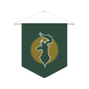 Puede incluir: Una bandera de pennant verde con una silueta de ciervo blanco dentro de un círculo dorado. El ciervo tiene una gran cornamenta y una larga melena fluida.