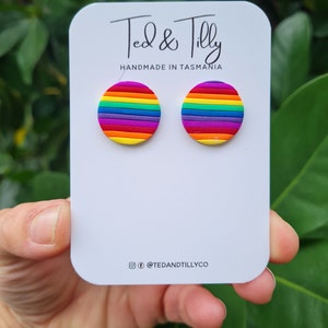 Op de afbeelding: Regenboogkleurige oorbel studs gemaakt van polymer clay. De oorbellen zijn handgemaakt in Tasmani&euml;, Australi&euml;. De oorbellen worden getoond op een witte kaart met de tekst "Ted & Tilly Handmade in Tasmania" en de social media handle "@tedandtillyco".