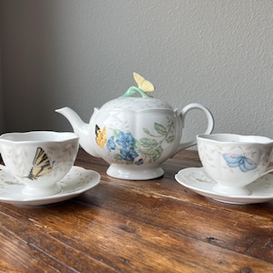 Lenox Butterfly Meadow Pattern Teapot with set of 2 cups and saucers