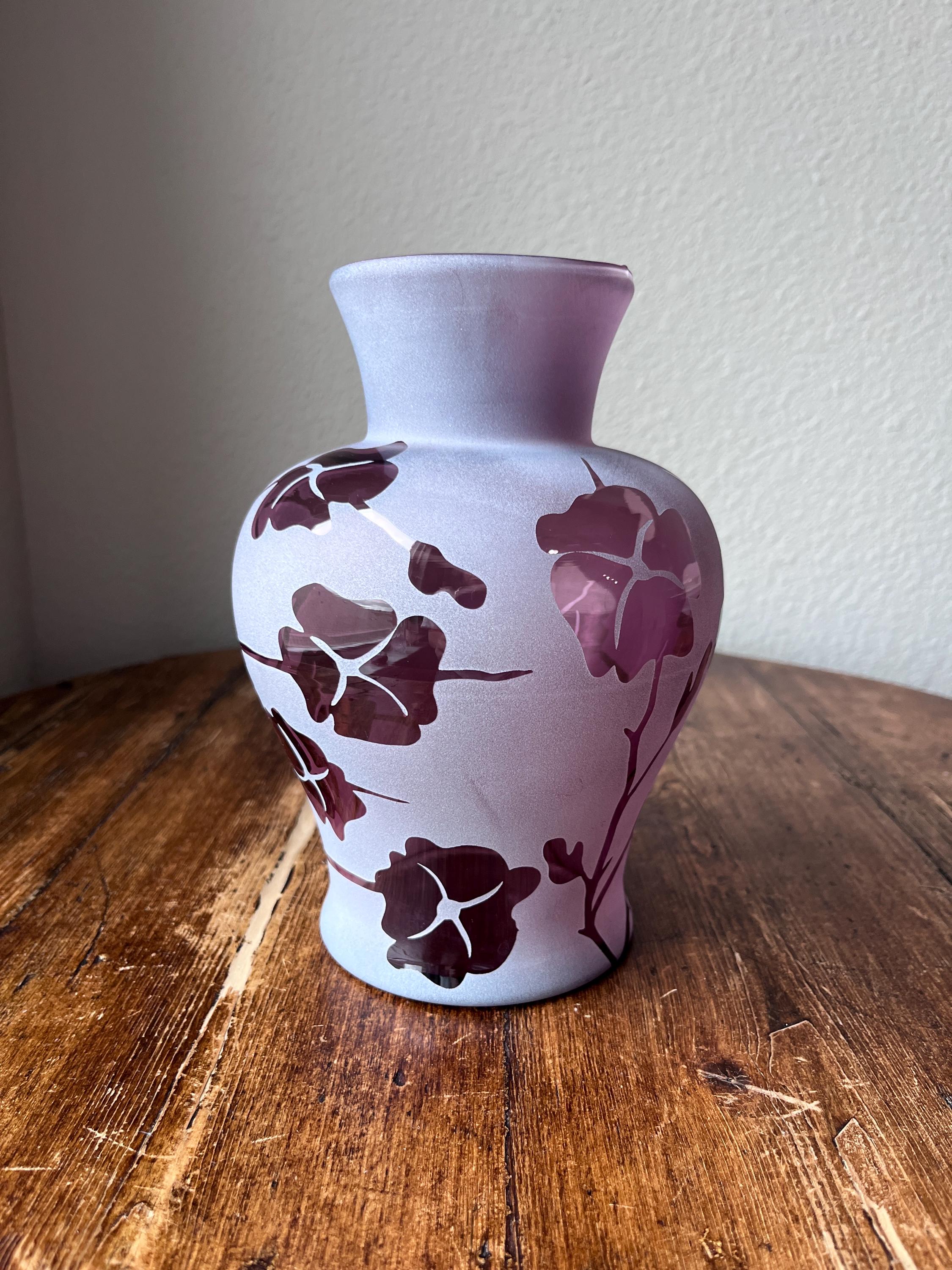 1997 Kelsey Murphy Pilgrim Cranberry Sand Etched Cameo Glass Vase