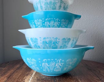 Set di ciotole impilabili Pyrex Cinderella vintage con motivo a stampa Amish turchese e bianca, modelli 441, 442, 443 e 444.