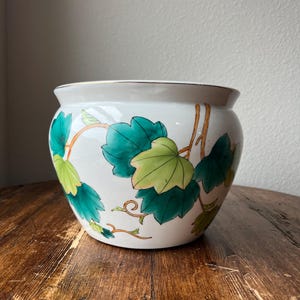 Vintage Chinese Porcelain Ivy Leaf Motif Cachepot Planter 6.5&quot; Height
