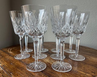 Könnte beinhalten: Satz von acht klaren Kristallweingläsern mit geschliffenem Glasdesign. Die Gläser haben einen hohen, schlanken Stiel und eine runde Schale.