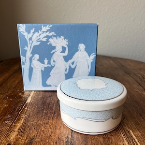 Boîte à bijoux en porcelaine de Chine à motif Venise Wedgwood fabriquée en Angleterre