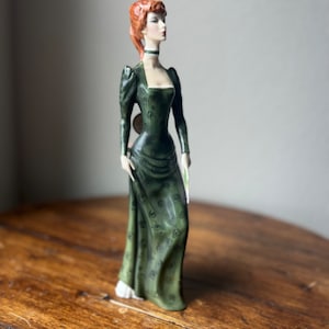 Figurine Royal Doulton Lady des années 1970 A la Mode HN 2544