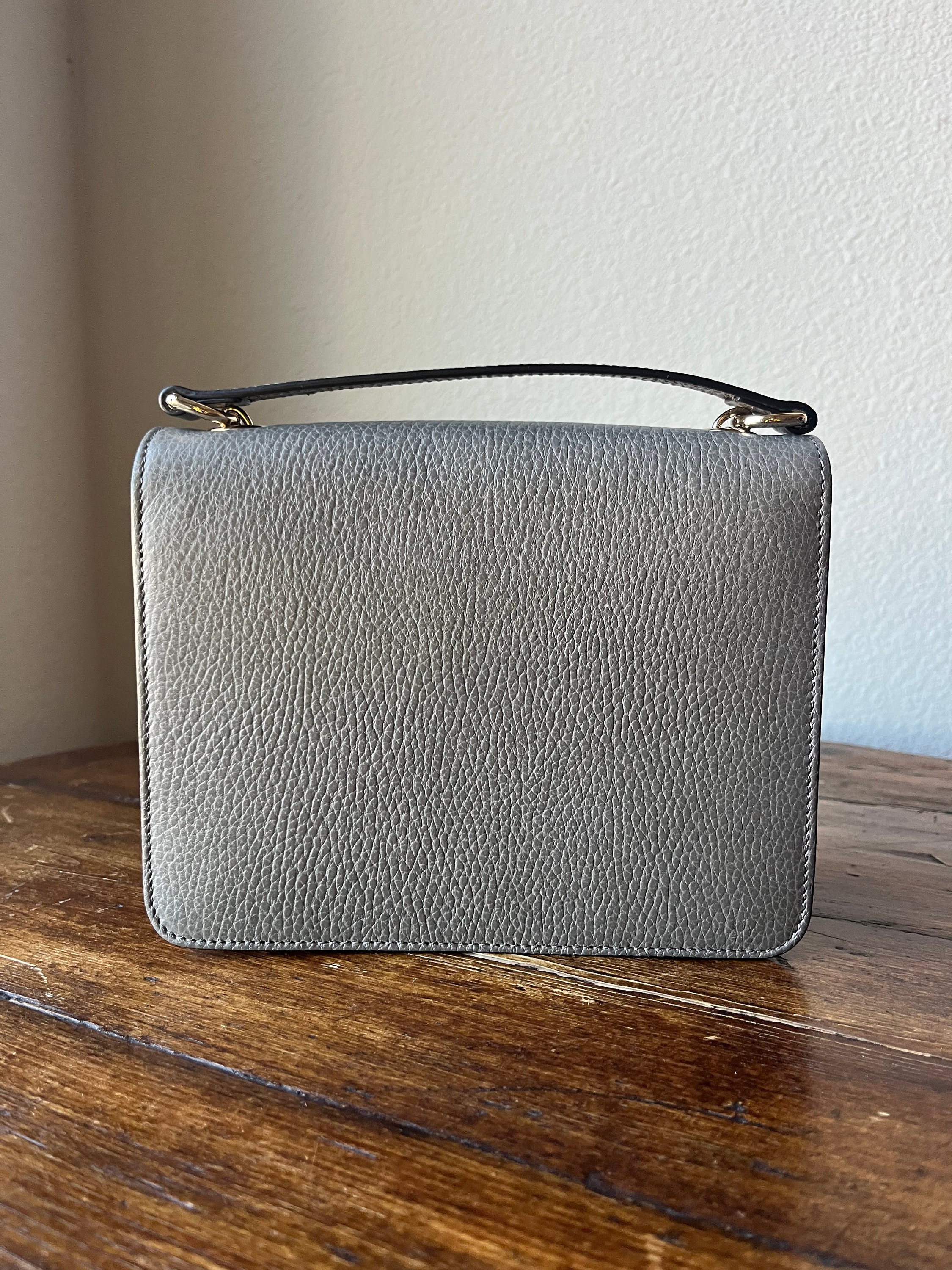 ショルダーバッグ・ポシェット GUCCI  Crossbody Bags Women Leather Gray Gucci Grey Calf Pebbled Leather Small Interlocking G