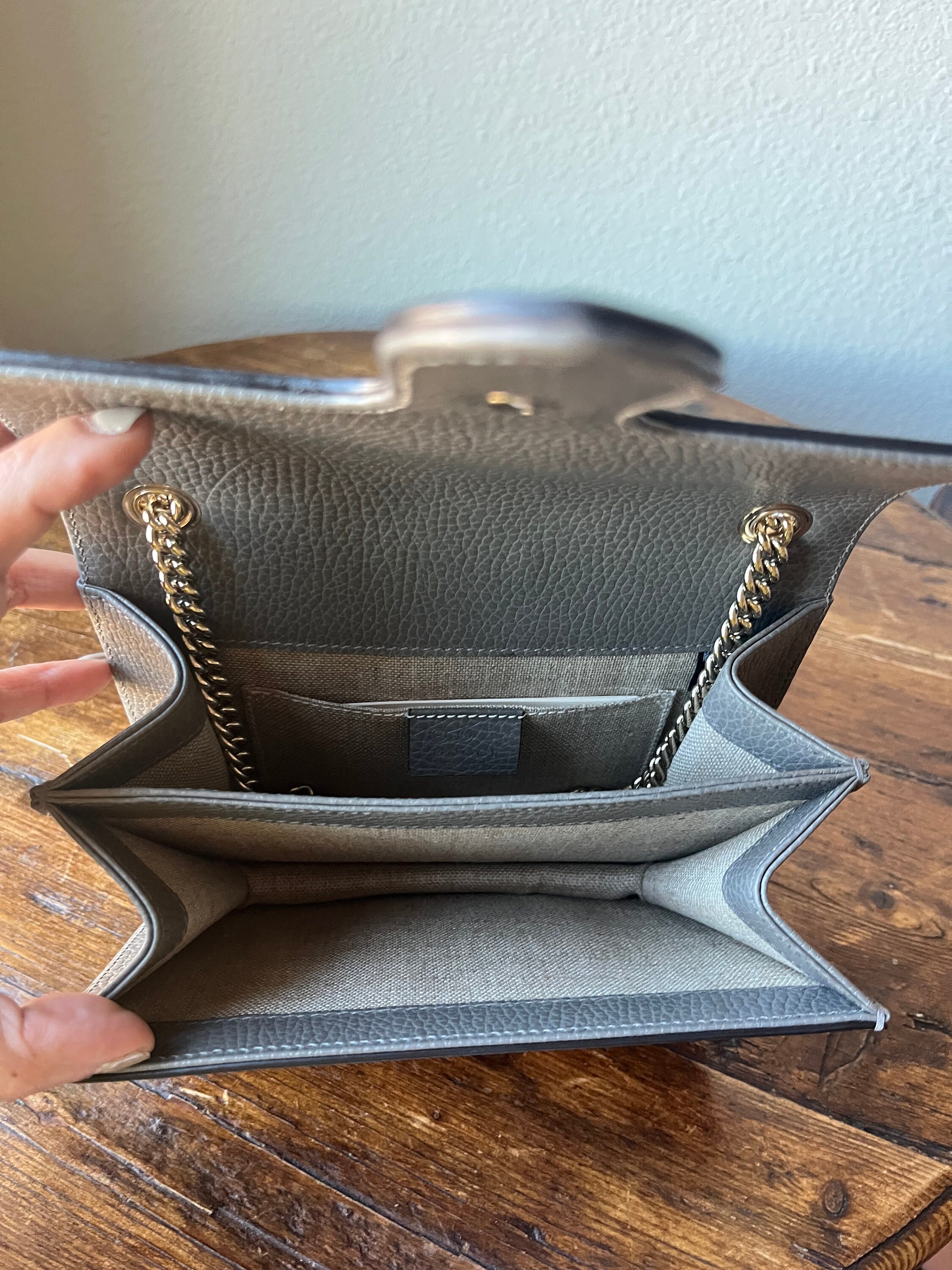 ショルダーバッグ・ポシェット GUCCI  Crossbody Bags Women Leather Gray Gucci Grey Calf Pebbled Leather Small Interlocking G