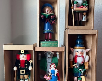 Vintage Nutcracker Village-collectie van May Department Store Company, Gardener, Elf, Roodkapje, Ierland, Caroler