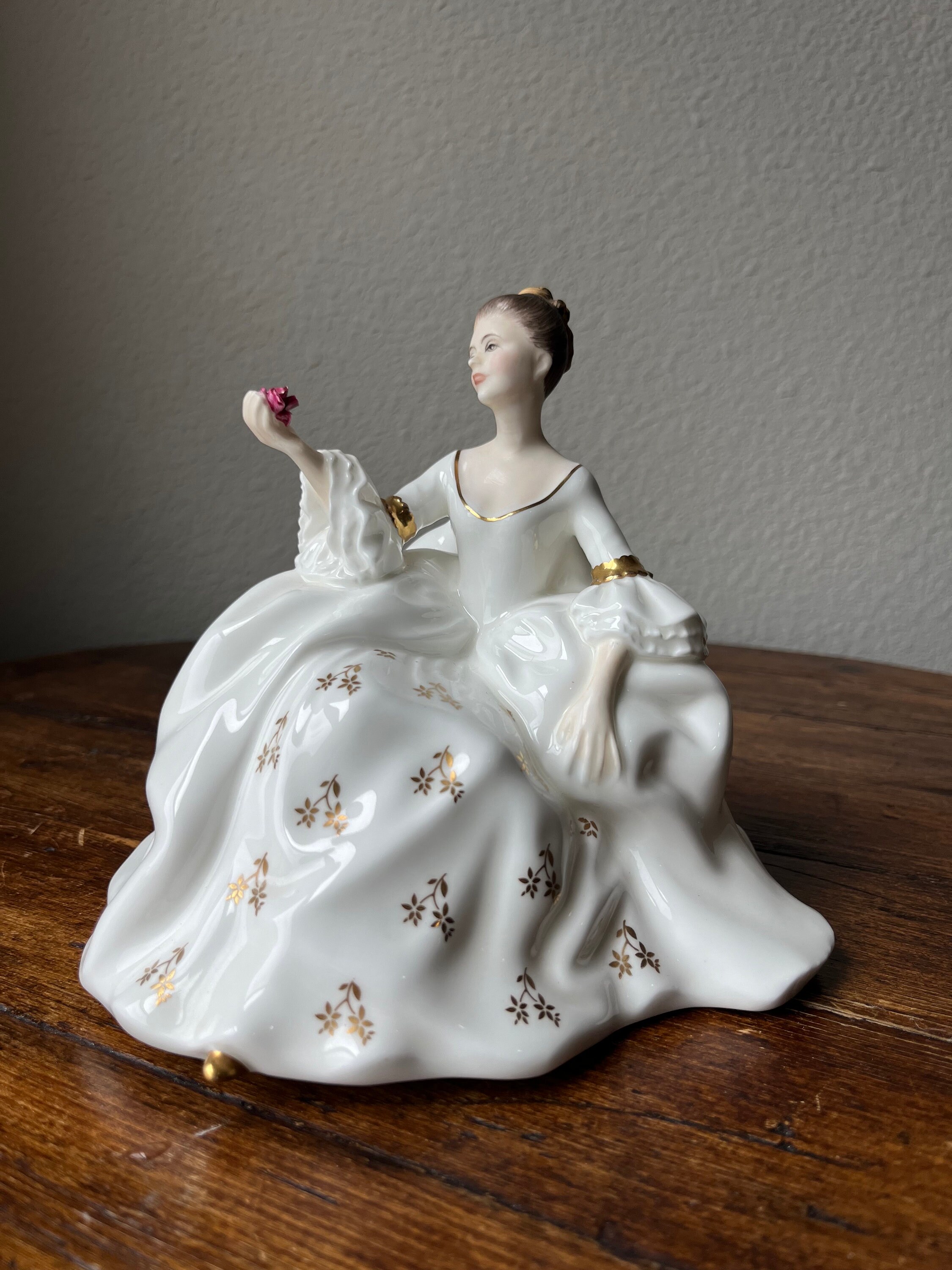 ロイヤルドルトン　フィギュリン　マイラブ　HN2339 陶器人形　フィギュア ロイヤルドルトン フィギュリン マイラブ HN2339 陶器人形 フィギュア
