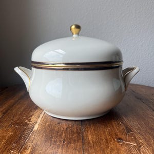 Sopera Hutschenreuther Olivia 63 en color crema, granate y dorado con tapa, fabricada en Alemania