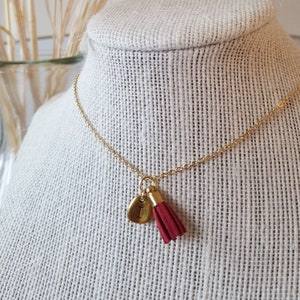 Collar con colgante de letra dorado personalizado. Combina con una delicada borla. Disponible en 6 colores. ¡Un regalo para alguien moderno como tú!