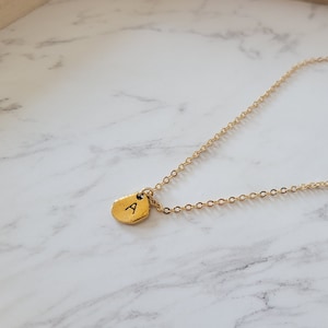 Colgante de letra dorado personalizado, forma especial. Collar a juego para madre e hija. ¡Un regalo para una persona moderna como tú!