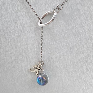 Collar de lazo geométrico de plata personalizado. Dije de bola de cristal con letra cursiva o prisma. Colgante de color galaxia. Se puede usar de dos maneras.